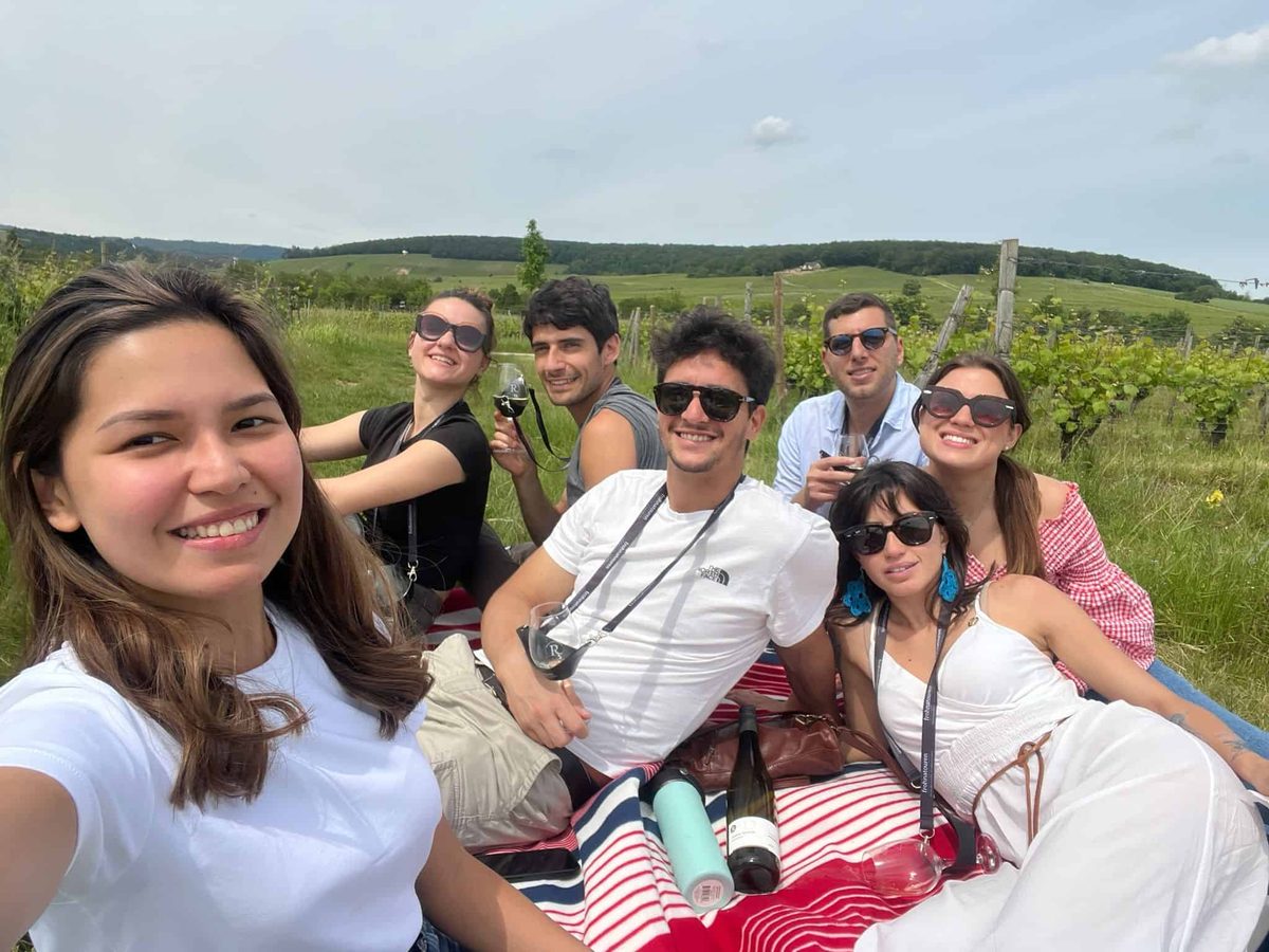 Weinprobe im Rheingau: Gruppe mit Wein in den Rieslinglagen von Jung Dahlen, Route Rheinblick